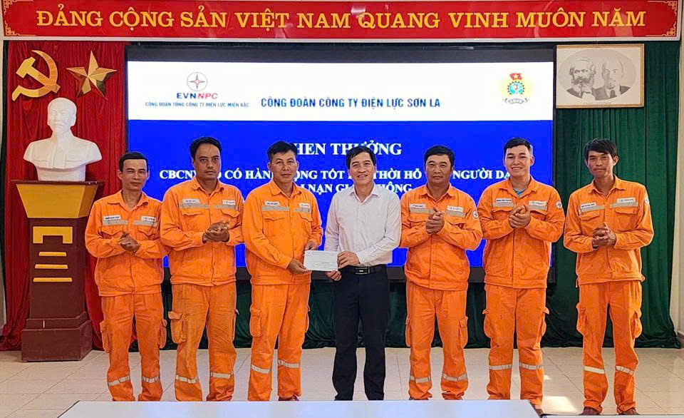 Công đoàn PC Sơn La biểu dương, khen thưởng nhóm công tác cứu giúp người gặp nạn